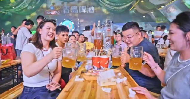 漫步金沙滩啤酒城内，酒香十里、乐畅四方，音乐声伴着游客的欢呼声与干杯声…